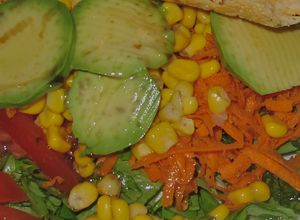 Foto principal de Ensalada con aguacate y maíz