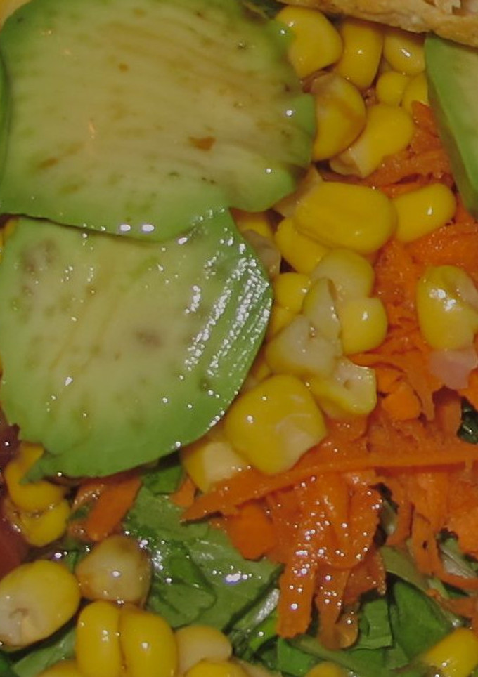 Una foto de Ensalada con aguacate y maíz