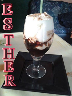 Una foto de Café helado con nata y canela