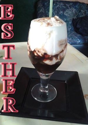 Una foto de Café helado con nata y canela