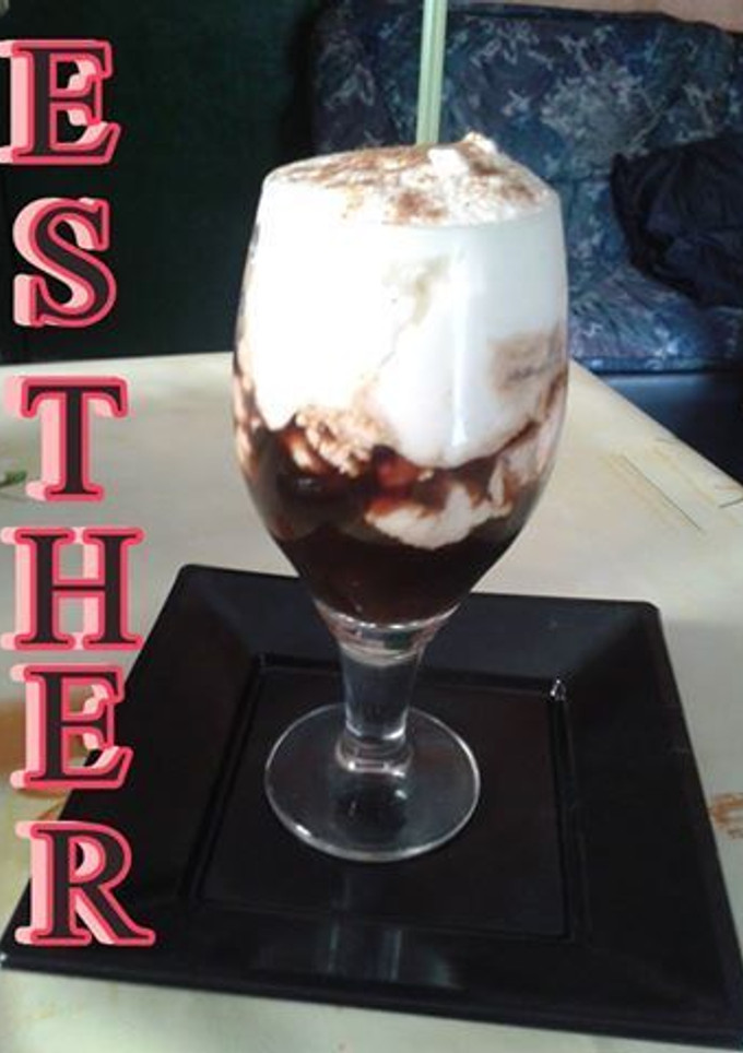 Una foto de Café helado con nata y canela