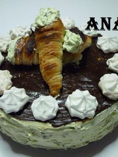 Una foto de Torta de chocolate casera rellena de crema de menta