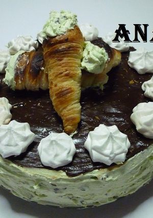 Una foto de Torta de chocolate casera rellena de crema de menta