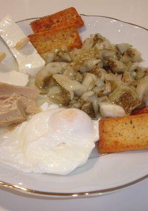 Una foto de Esgarrat de berenjena, huevo escalfado y queso blanco