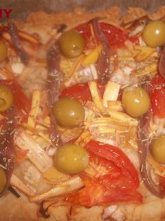 Una foto de Coca de verduras con anchoas y aceitunas
