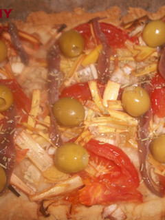 Una foto de Coca de verduras con anchoas y aceitunas