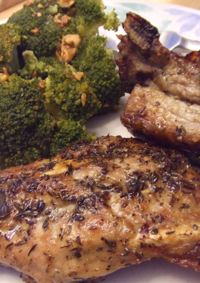 Una foto de Carne al horno con especias y vino