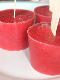 Una foto de Helados de fresa con trocitos de fruta