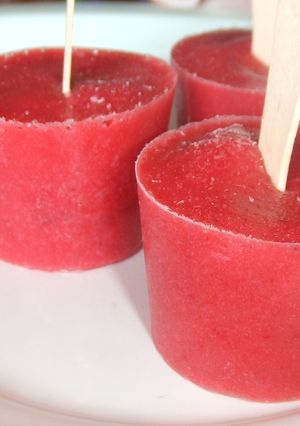 Una foto de Helados de fresa con trocitos de fruta