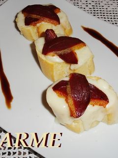 Una foto de Tostas de provolone y jamón de pato