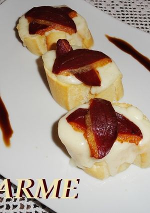 Una foto de Tostas de provolone y jamón de pato