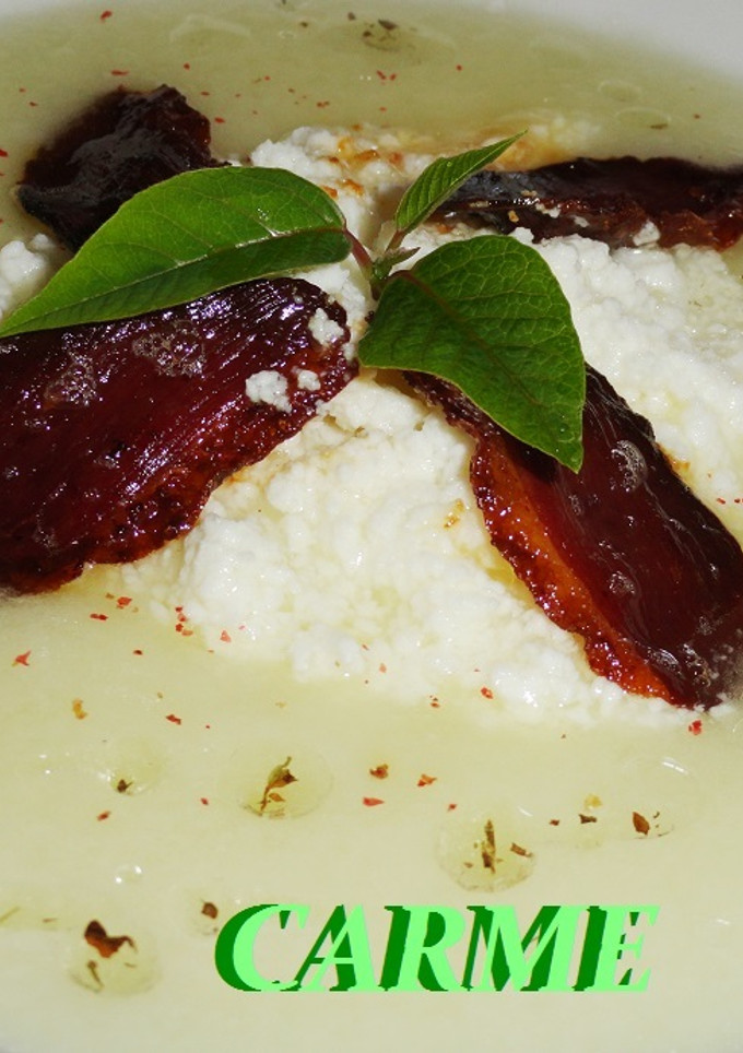 Una foto de Sopa de melón con jamón de pato y requesón