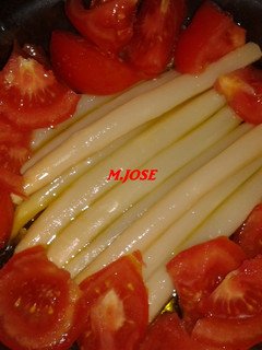Una foto de Ensalada de espárragos con tomate