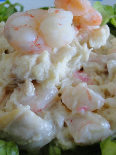 Una foto de Ensalada de gambas y rape