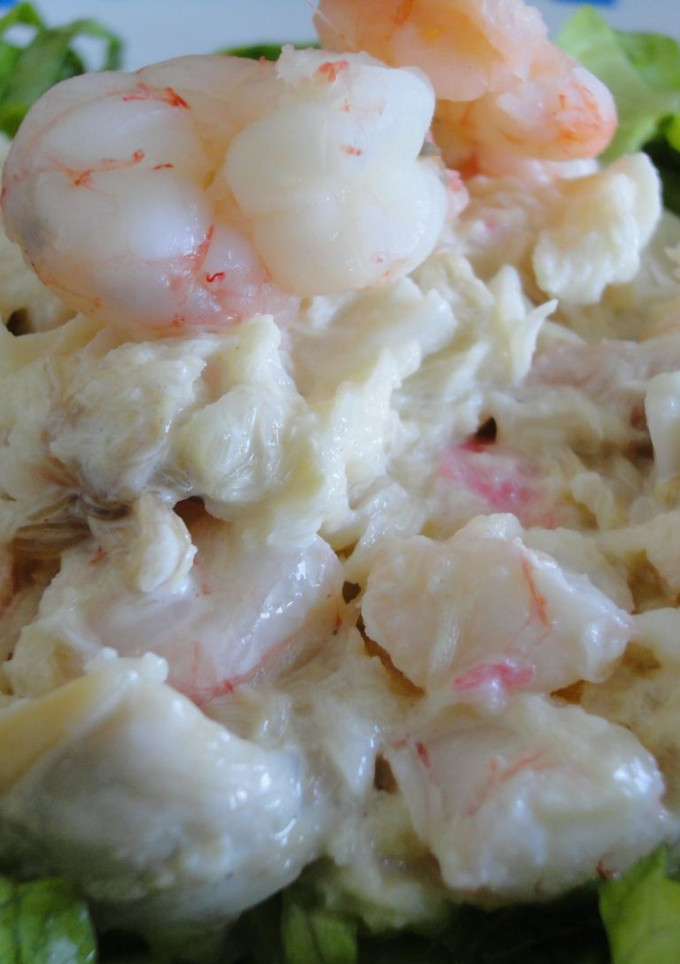 Una foto de Ensalada de gambas y rape