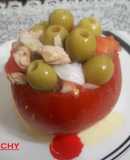 Tomate relleno de ensalada fresca