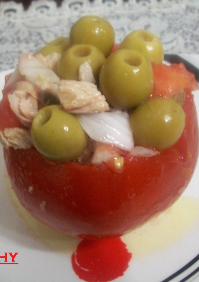 Una foto de Tomate relleno de ensalada fresca