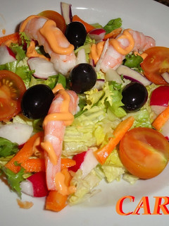Una foto de Ensalada con rabanillos y langostinos