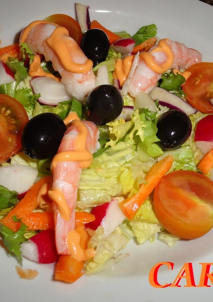 Una foto de Ensalada con rabanillos y langostinos