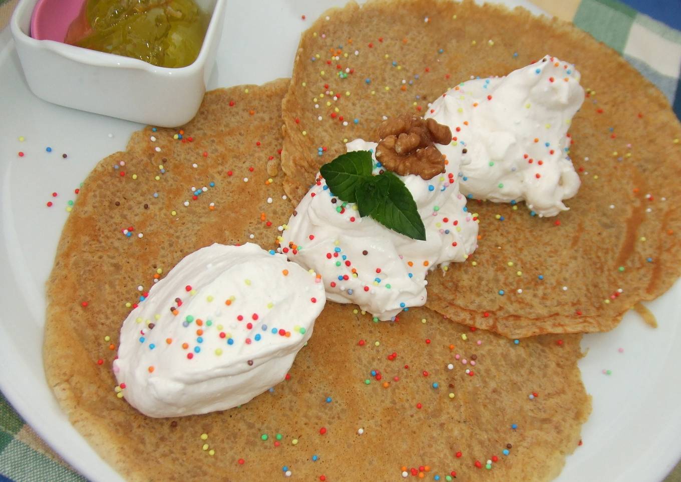 Crêpes de nueces y naranja con chantilly<br />