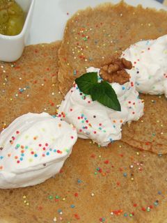 Una foto de Crêpes de nueces y naranja con chantilly