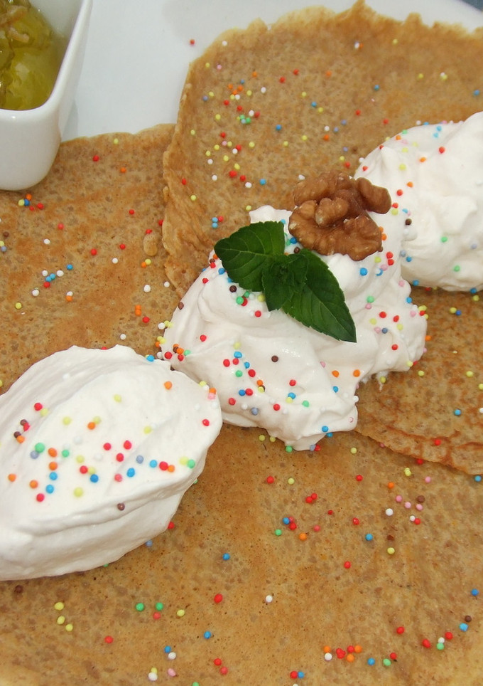 Una foto de Crêpes de nueces y naranja con chantilly
