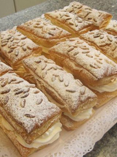 Una foto de Hojaldre relleno de nata
