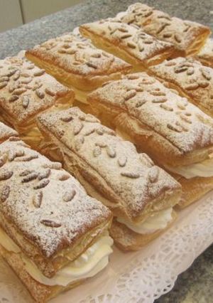 Una foto de Hojaldre relleno de nata