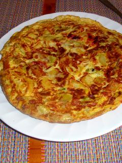Una foto de Tortilla de patata, calabacines y chorizo