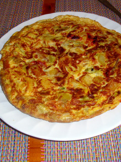 Una foto de Tortilla de patata, calabacines y chorizo