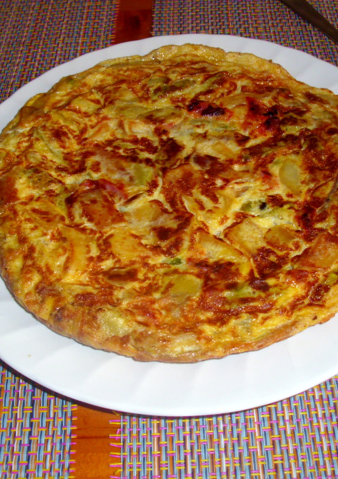 Una foto de Tortilla de patata, calabacines y chorizo