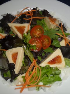 Una foto de Triangulitos de queso rellenos de compota