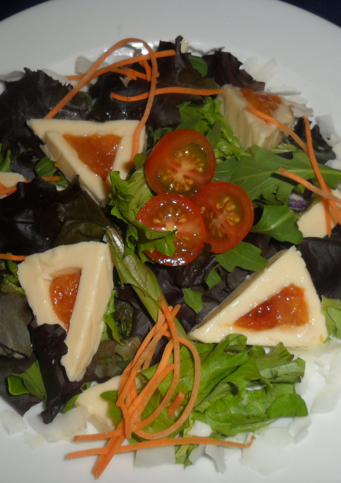 Una foto de Triangulitos de queso rellenos de compota