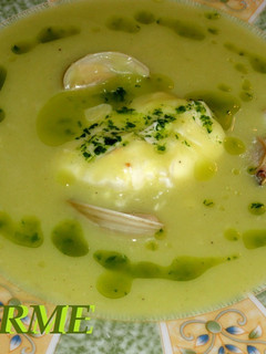 Una foto de Sopa fría de calabacín y almejas