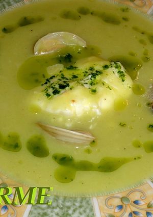 Una foto de Sopa fría de calabacín y almejas