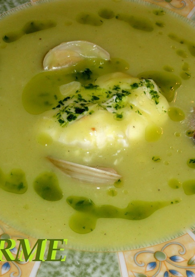 Una foto de Sopa fría de calabacín y almejas
