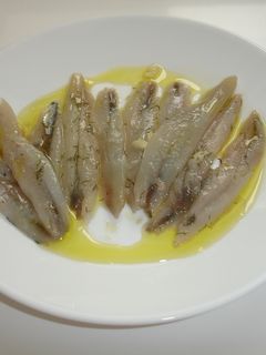 Una foto de Boquerones en vinagre y eneldo