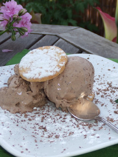 Una foto de Helado de yogur y café con chocolate