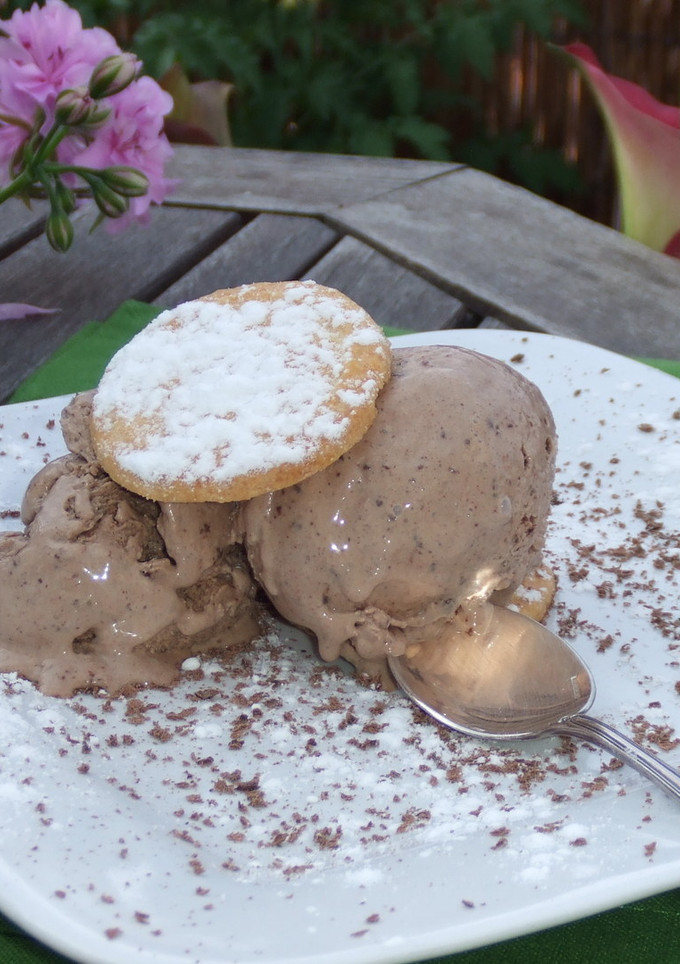 Una foto de Helado de yogur y café con chocolate
