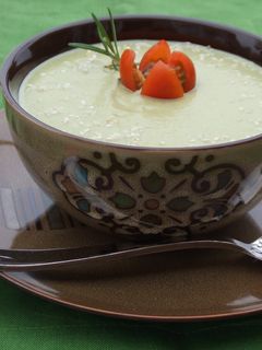 Una foto de Vichyssoise de calabacín con aguacates