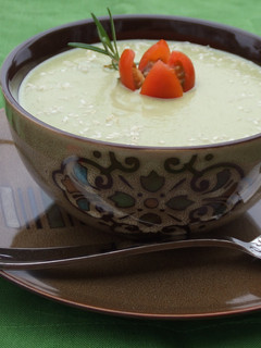 Una foto de Vichyssoise de calabacín con aguacates