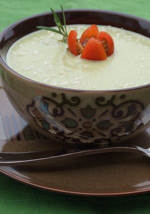 Una foto de Vichyssoise de calabacín con aguacates