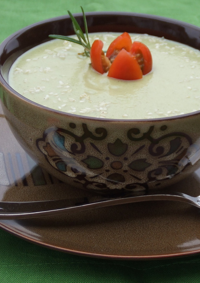 Una foto de Vichyssoise de calabacín con aguacates