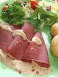 Carne de reno ahumado con salsa de mostaza finlandesa