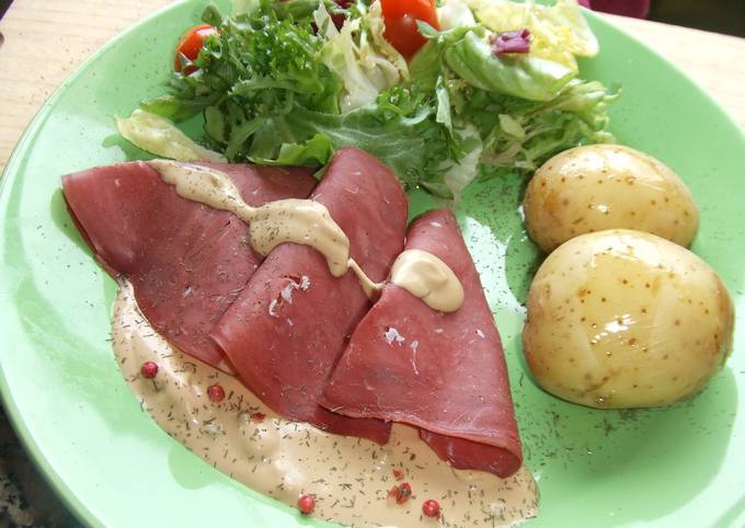 Foto principal de Carne de reno ahumado con salsa de mostaza finlandesa
