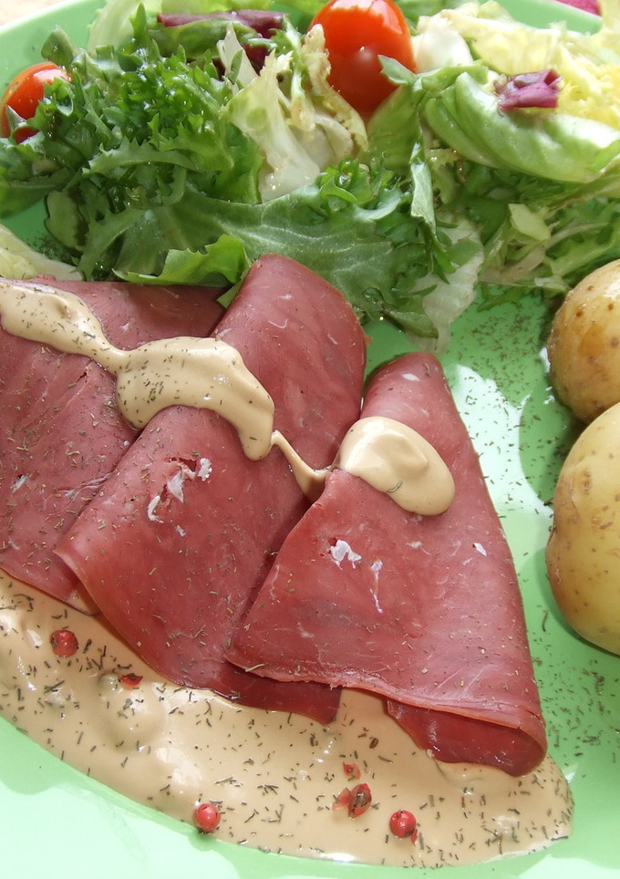 Una foto de Carne de reno ahumado con salsa de mostaza finlandesa