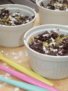 Una foto de Crumble de peras con crujiente de chocolate