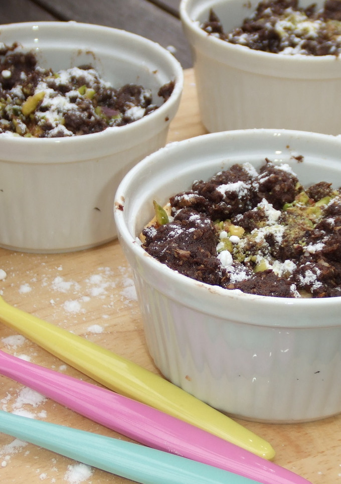 Una foto de Crumble de peras con crujiente de chocolate