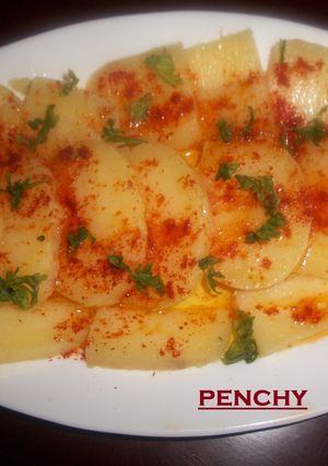 Una foto de Patatas en aceite con pimentón picante