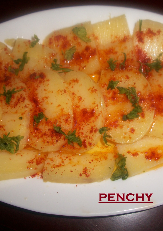 Una foto de Patatas en aceite con pimentón picante